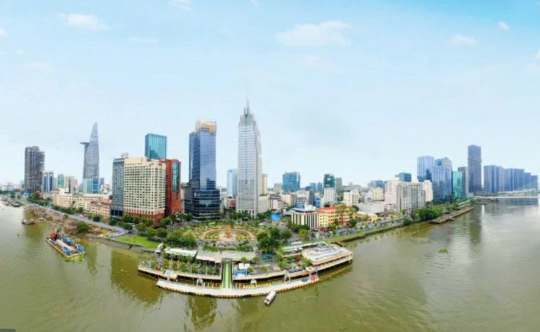 Trung tâm TP.HCM nhìn từ sông Sài Gòn - khu vực tập trung các hoạt động tài chính, thương mại, dịch vụ, giữ vai trò động lực tăng trưởng của Thành phố - Ảnh: MTTP