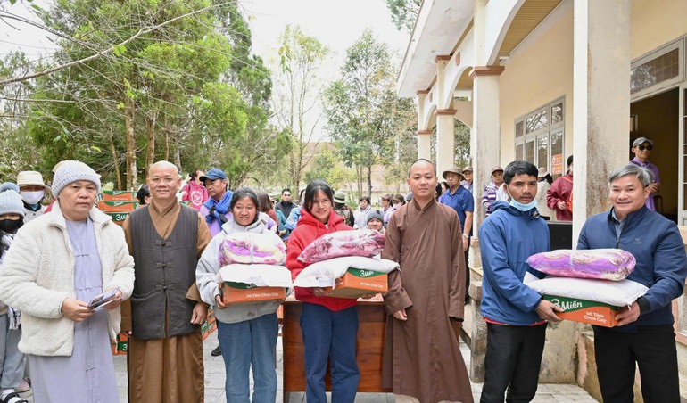 Đoàn trao tặng 400 phần quà đến đồng bào dân tộc tại xã Măng Đen