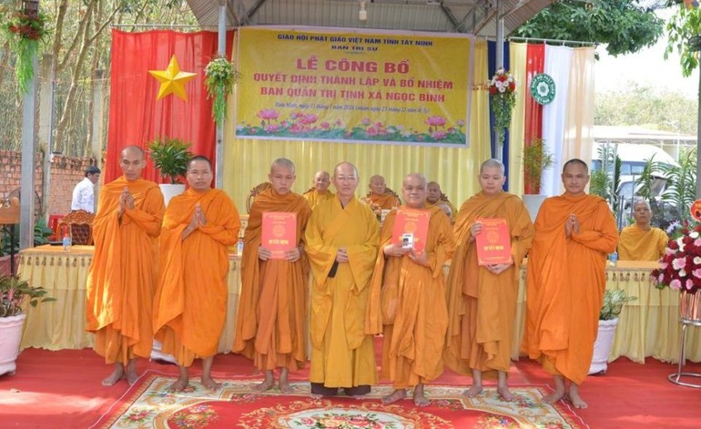 Thượng tọa Thích Quảng Tâm trao quyết định đến Ban Quản trị tịnh xá