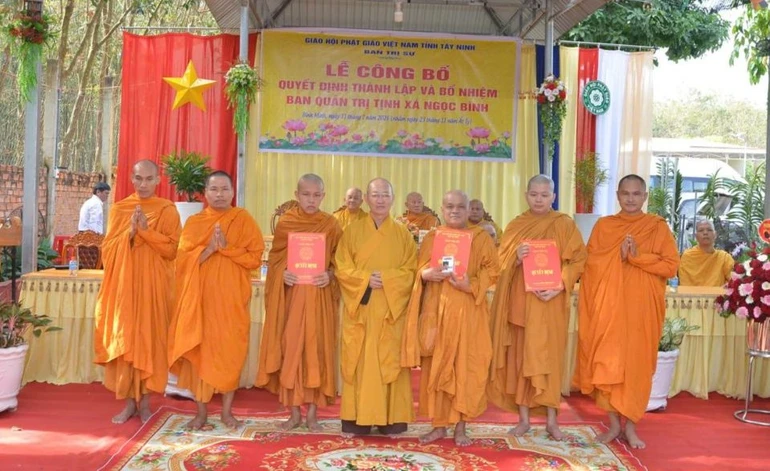 Thượng tọa Thích Quảng Tâm trao quyết định đến Ban Quản trị tịnh xá