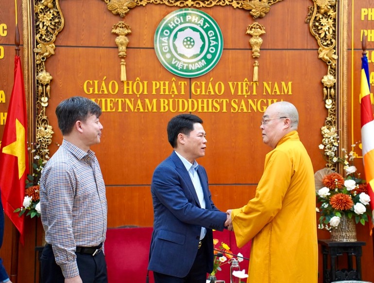 Trưởng lão Hòa thượng Thích Thanh Nhiễu tiếp lãnh đạo Cục An ninh nội địa - Bộ Công an, tại chùa Quán Sứ