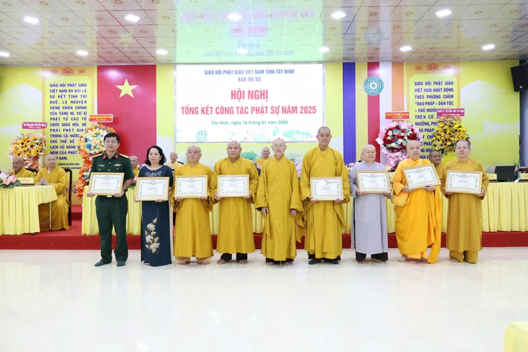 Ban Thường trực Ban Trị sự tỉnh trao Bằng tuyên dương công đức đến các cá nhân