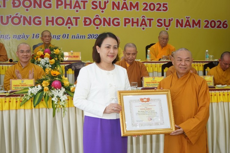 Bà Trần Thị Mẫn thay mặt lãnh đạo Thành phố tặng Bằng khen đến Hòa thượng Thích Từ Nghiêm