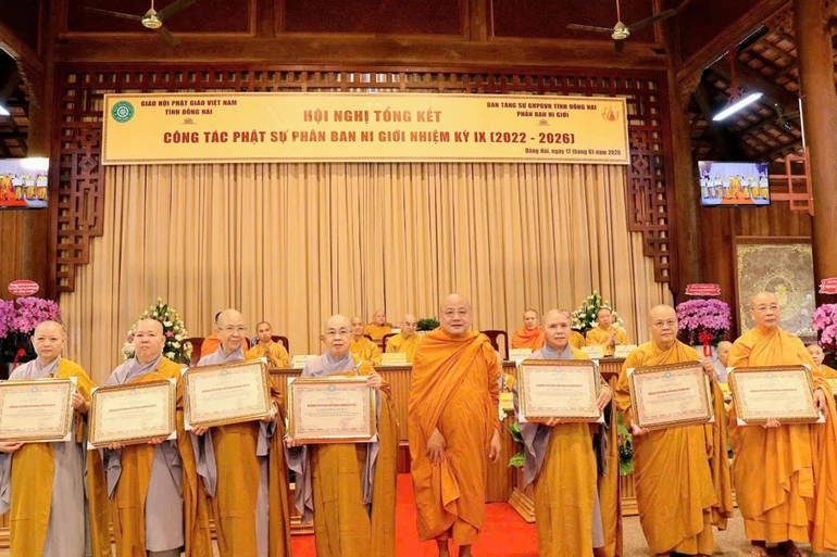 Đại diện Ban Trị sự GHPGVN tỉnh tặng Bằng tuyên dương công đức của Ban Thường trực Ban Trị sự tỉnh đến các nhân