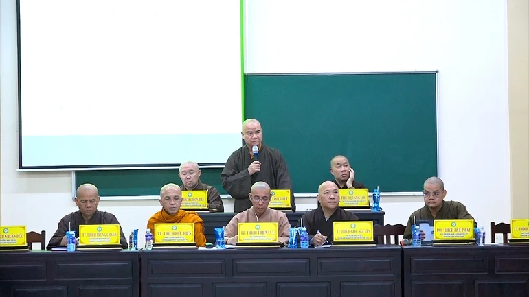 Thượng tọa Thích Tĩnh Triệt phát biểu tại buổi họp của Ban Thường trực