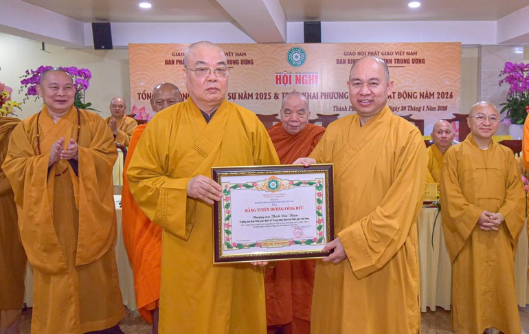 Trưởng lão Hòa thượng Thích Thanh Nhiễu trao Bằng tuyên dương công đức của GHPGVN đến Thượng tọa Thích Đức Thiện, Phó Chủ tịch Hội đồng Trị sự, Trưởng ban Phật giáo Quốc tế T.Ư - Ảnh: Quảng Đạo/BGN