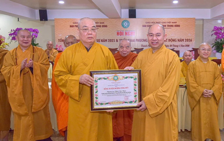 Trưởng lão Hòa thượng Thích Thanh Nhiễu trao Bằng tuyên dương công đức của GHPGVN đến Thượng tọa Thích Đức Thiện, Phó Chủ tịch Hội đồng Trị sự, Trưởng ban Phật giáo Quốc tế T.Ư - Ảnh: Quảng Đạo/BGN