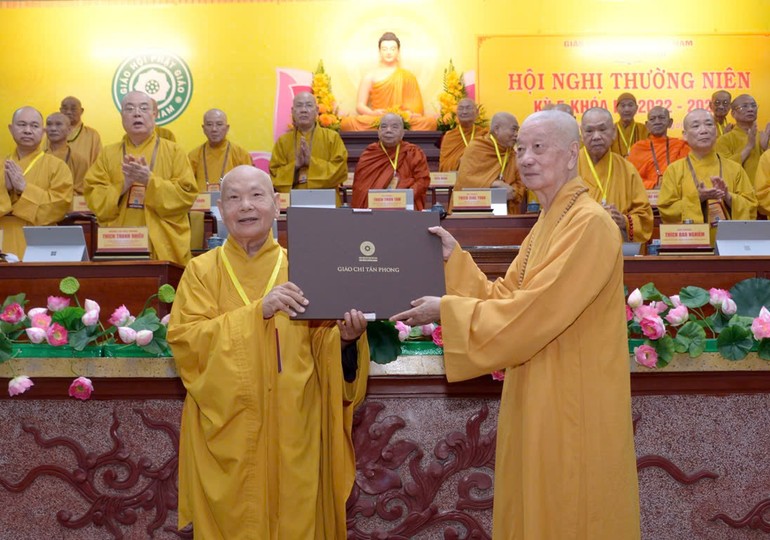 Đức Pháp chủ trao giáo chỉ tấn phong của Tăng Ni đến Trưởng lão Hòa thượng Thích Thiện Nhơn