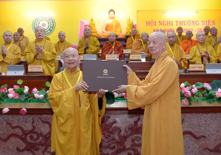 Đức Pháp chủ trao giáo chỉ tấn phong của Tăng Ni đến Trưởng lão Hòa thượng Thích Thiện Nhơn