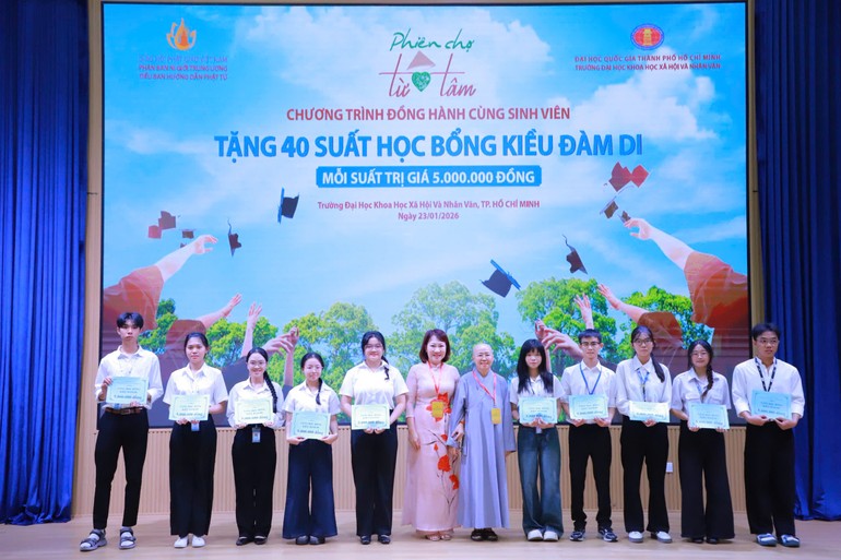 Ni sư Thích nữ Huệ Dâng trao học bổng cho sinh viên