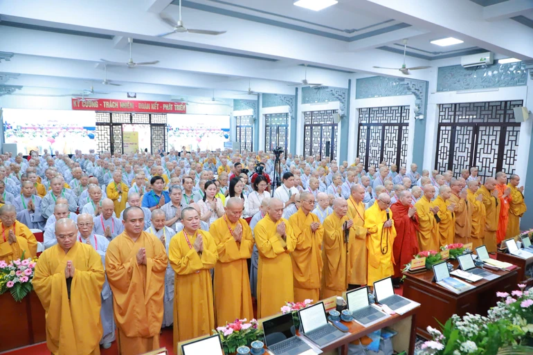 Chư tôn đức Tăng Ni và đại diện chính quyền trong nghi thức chào Quốc kỳ và Đạo kỳ