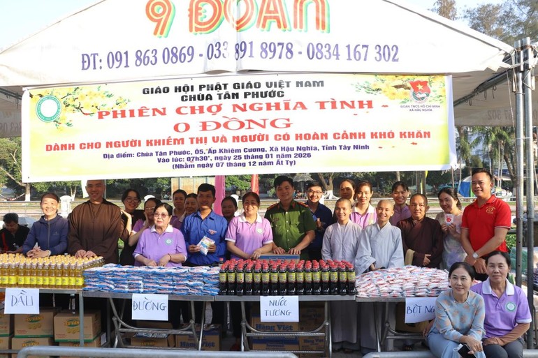 Phiên chợ nghĩa tình 0 đồng chia sẻ khó khăn với những hộ nghèo tại địa phương