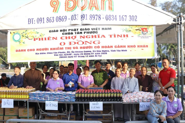 Phiên chợ nghĩa tình 0 đồng chia sẻ khó khăn với những hộ nghèo tại địa phương