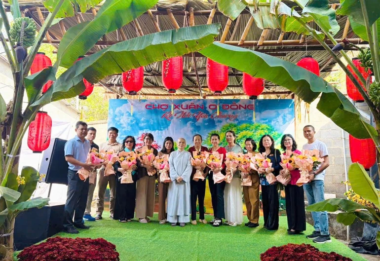 Ban Tổ chức và mạnh thường quân hỗ trợ chương trình trao quà Tết cho hộ nghèo