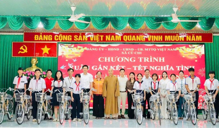 Câu lạc bộ Hạnh Nguyện kết hợp địa phương trao 20 xe đạp cho học sinh nghèo