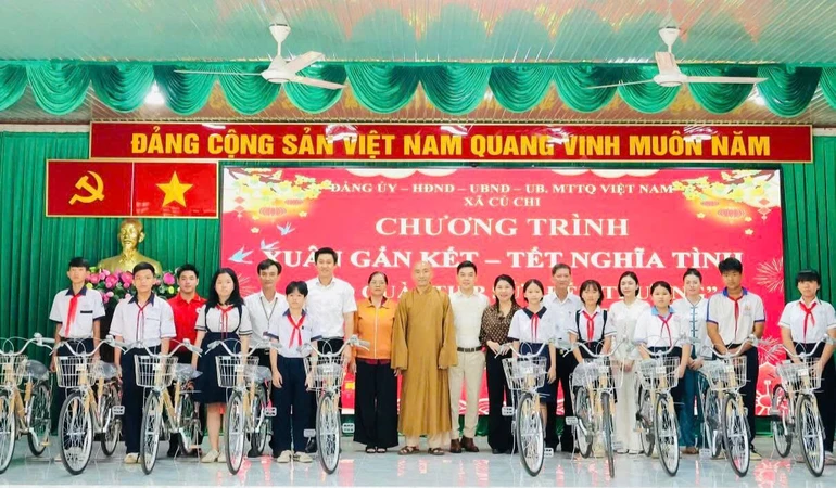 Câu lạc bộ Hạnh Nguyện kết hợp địa phương trao 20 xe đạp cho học sinh nghèo