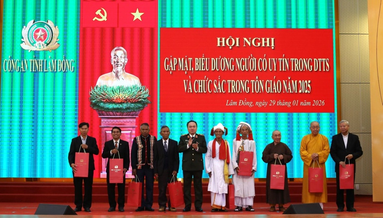 Biểu dương những người có uy tín trong đồng bào dân tộc thiểu số và chức sắc, chức việc các tôn giáo