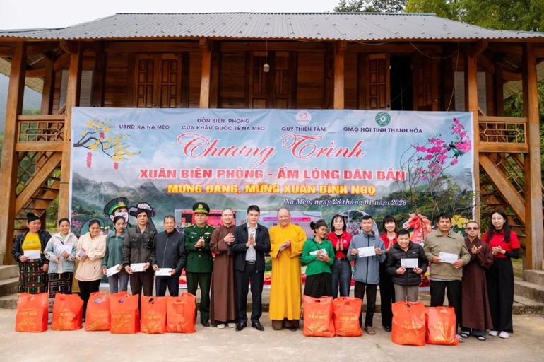 Ban Tổ chức trao quà đến bà con vùng biên giới bên thềm Tết cổ truyền