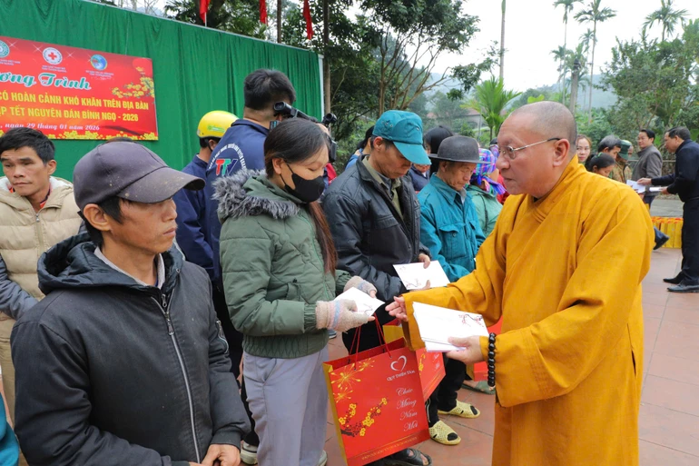 Hòa thượng Thích Gia Quang trao quà Tết đến những hộ nghèo