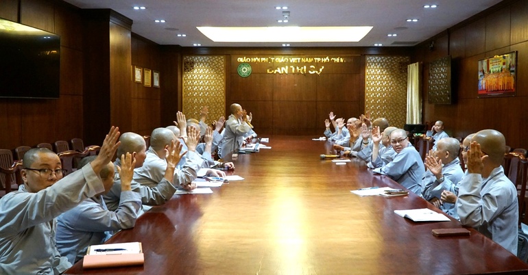 Chư Ni trong Thường trực Phân ban Ni giới TP.HCM biểu quyết thống nhất đề cử nhân sự tại buổi họp bất thường chiều nay, 30-1, tại Việt Nam Quốc Tự - Ảnh: H.Diệu/BGN