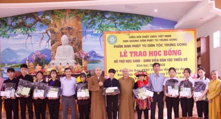 Đoàn trao học bổng học kỳ II cho học sinh đồng bào dân tộc thiểu số tại xã Đắc Bình 