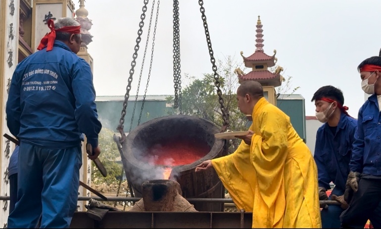  Rót đồng đúc Đại hồng chung chùa Yên Duyên