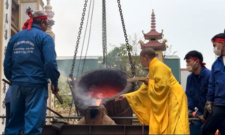  Rót đồng đúc Đại hồng chung chùa Yên Duyên