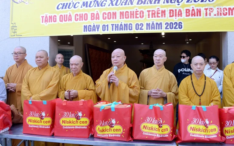 Hòa thượng Thích Lệ Trang chúc Tết bà con đến nhận quà tại Việt Nam Quốc Tự - Ảnh: Bảo Toàn/BGN