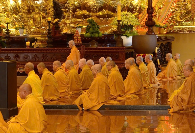 Đức Pháp chủ thính giới cùng đại chúng tại Việt Nam Quốc Tự - Ảnh: Bảo Toàn/BGN