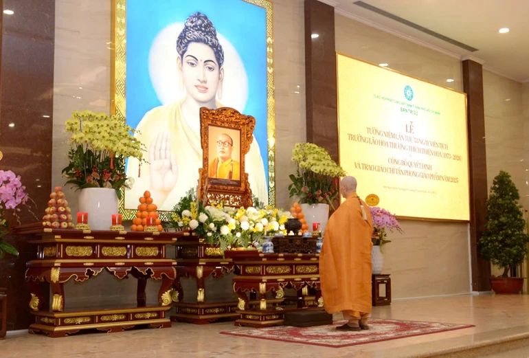 Đức Đệ tứ Pháp chủ GHPGVN thắp hương tưởng niệm Trưởng lão Hòa thượng Thích Thiện Hoa