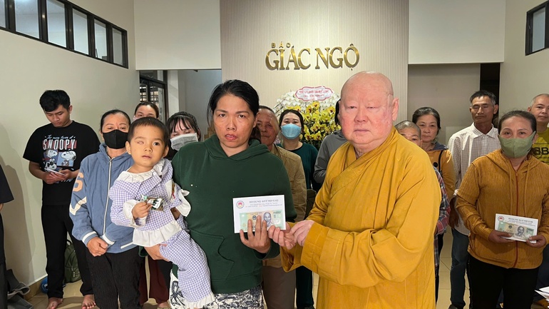 Hòa thượng Thích Duy Trấn trao tiền của bạn đọc ủng hộ bệnh nhân nghèo