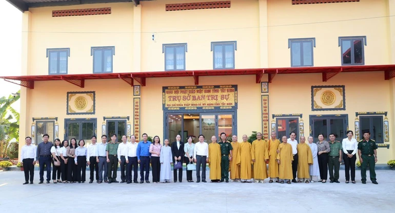 Phái đoàn chụp ảnh lưu niệm trước Văn phòng Ban Trị sự tỉnh - chùa Pháp Minh