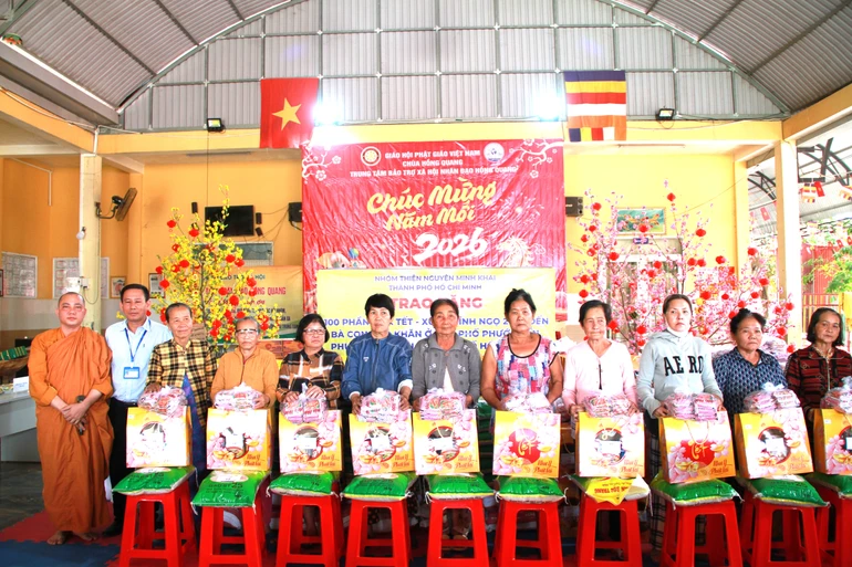 Chùa Hồng Quang trao quà Tết đến bà con nghèo