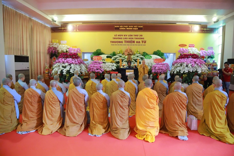 Chư Ni đảnh lễ Trưởng lão Hòa thượng Thích Thiện Nhơn tại chùa Minh Đạo