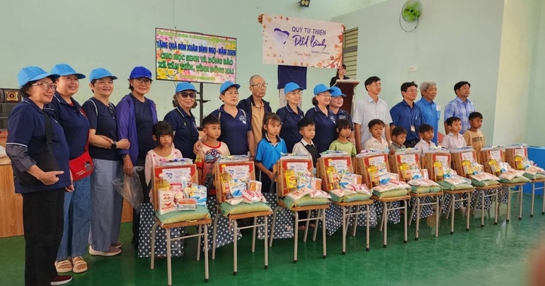 Đoàn từ thiện thiền viện Vạn Hạnh trao quà cho học sinh Trường Trung học Cơ sở Lộc An 