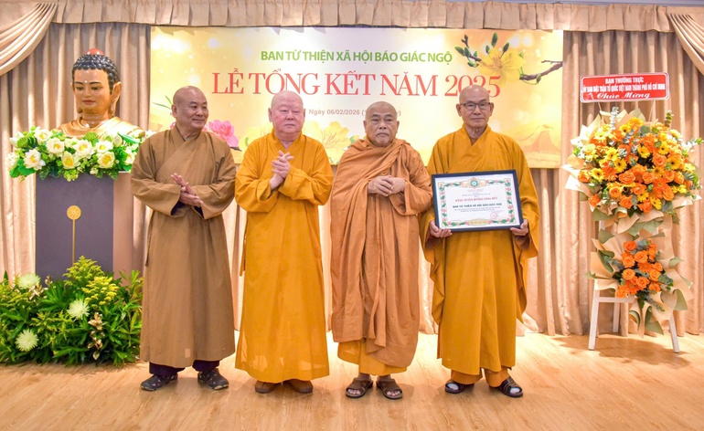 Hòa thượng Thích Giác Toàn trao Bằng tuyên dương công đức của Hội đồng Trị sự GHPGVN đến tập thể Ban Từ thiện xã hội Báo Giác Ngộ - Ảnh: Quảng Đạo/BGN