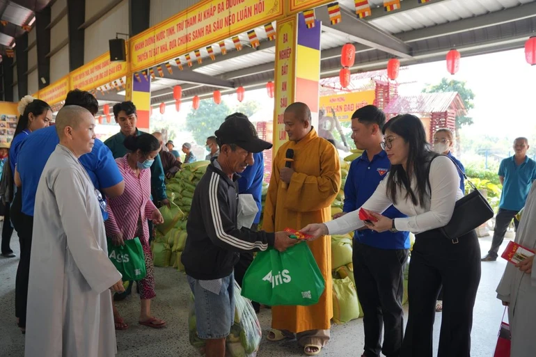 Ban Tổ chức trao quà đến bà con tại Phiên chợ 0 đồng Xuân Bính Ngọ