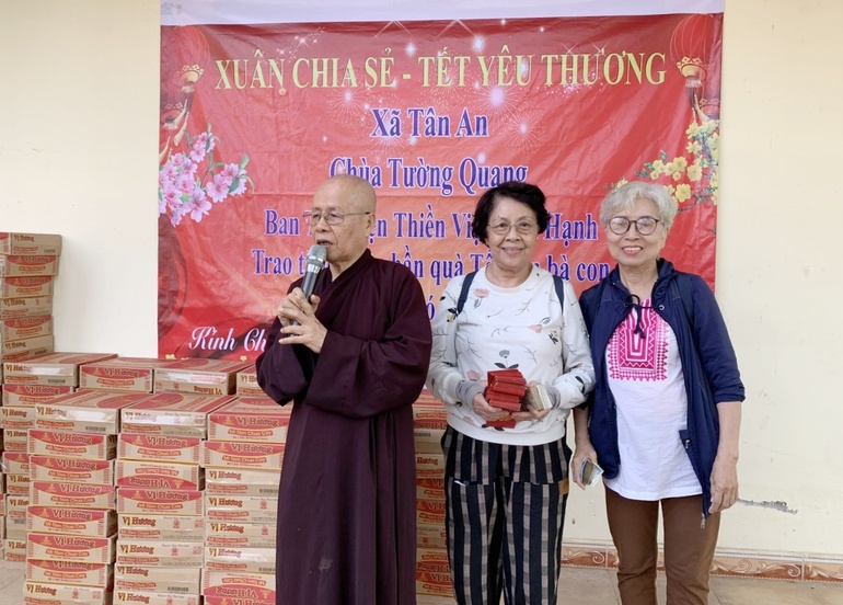 Hòa thượng Thích Chơn Nguyên thăm hỏi và chúc Tết đến bà con khó khăn