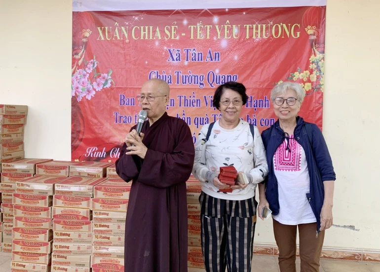 Hòa thượng Thích Chơn Nguyên thăm hỏi và chúc Tết đến bà con khó khăn