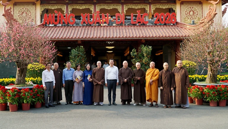 Phái đoàn lãnh đạo Thành ủy TP.HCM chụp ảnh lưu niệm cùng chư tôn đức Ban Thường trực Ban Trị sự TP.HCM, tại Việt Nam Quốc Tự - Ảnh: H.Diệu/BGN