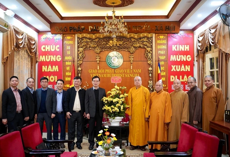 Phái đoàn Ban Tuyên giáo và Dân vận T.Ư thăm và chúc Tết chư tôn đức lãnh đạo GHPGVN tại chùa Quán Sứ