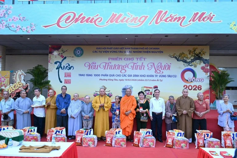 Ban Tổ chức trao quà đến bà con khó khăn trên địa bàn P.Vũng Tàu