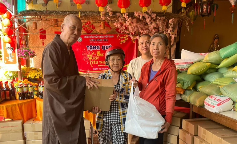 Hòa thượng Thích Giác Trí, viện chủ chùa Minh Giác trao quà Tết đến những hộ nghèo tại P.Hiệp Bình, TP.HCM