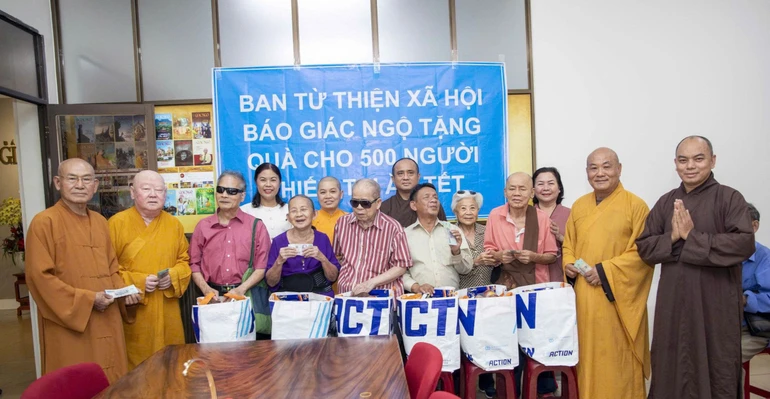 Trao quà Tết đến người mù, người nghèo tại Tòa soạn Báo Giác Ngộ 