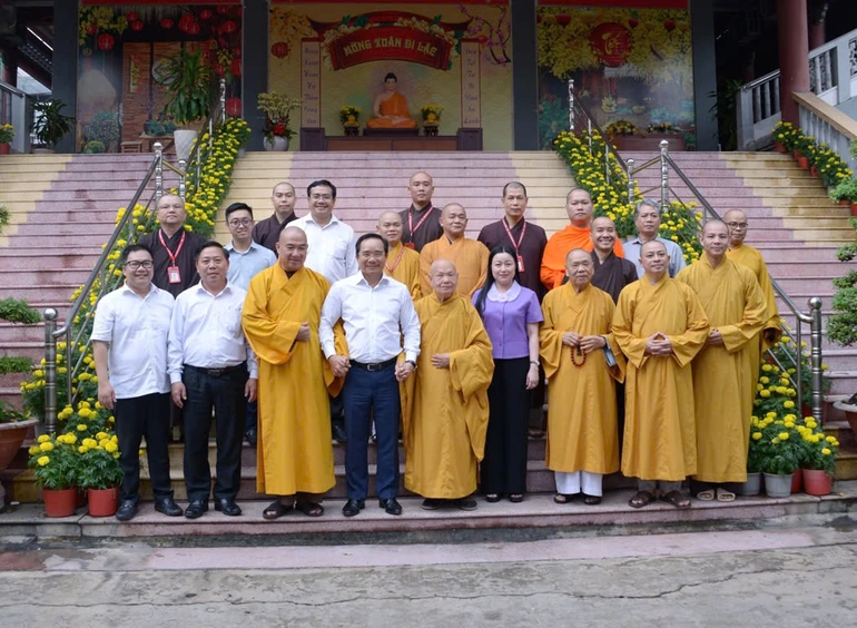 Phái đoàn lãnh đạo Thành phố chụp ảnh lưu niệm tại thiền viện Quảng Đức - Ảnh: Bảo Toàn/BGN