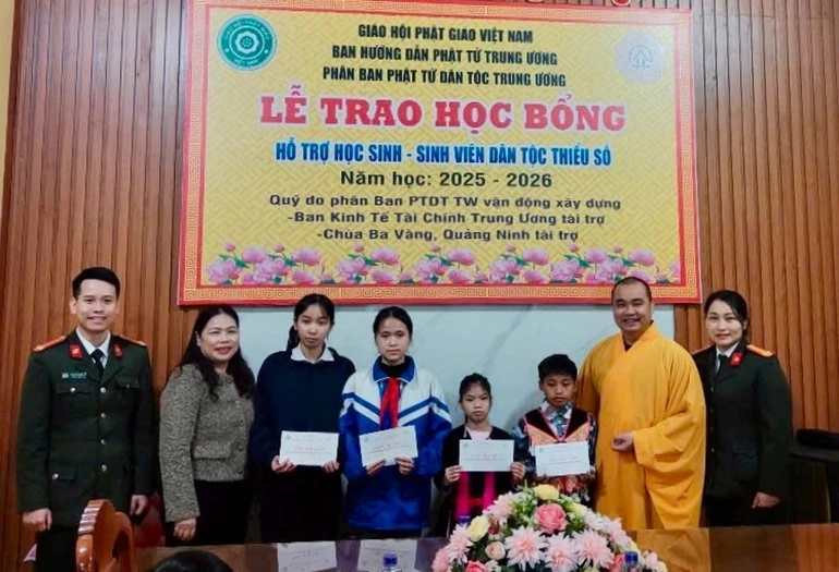 Phân ban Phật tử Dân tộc T.Ư trao học bổng cho học sinh người đồng bào dân tộc thiểu số