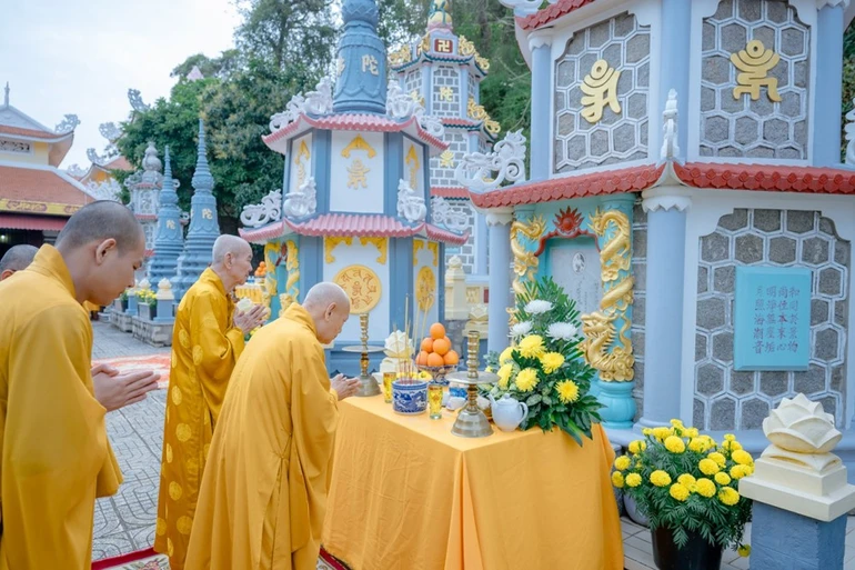 Trưởng lão Hòa thượng Thích Thiện Nhơn dâng hương tại Bảo tháp Trưởng lão Hòa thượng Thích Minh Nguyệt