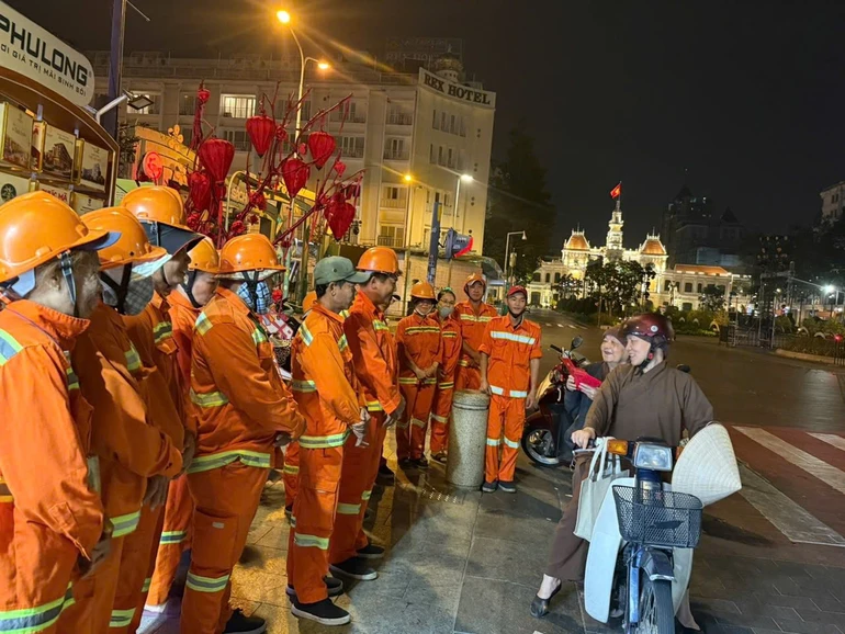 Ni trưởng Thích nữ Tịnh Nguyện đến trao quà và chúc Tết đến anh chị em công nhân môi trường đang làm việc vào rạng sáng 28 Tết