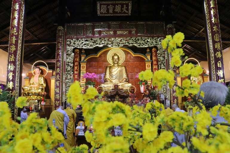 Sắc xuân nơi chánh điện chùa Linh Nguyên