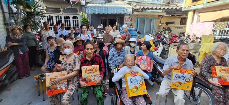 Đoàn trao 60 suất quà cho bà con tại Tổ 38, P.Thanh Khê, TP.Đà Nẵng